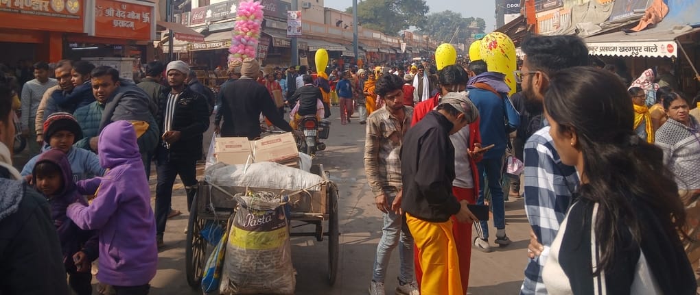 08- हनुमानगढ़ी में दर्शन के लिए लगी श्रद्धालुओं की कतार- संवाद