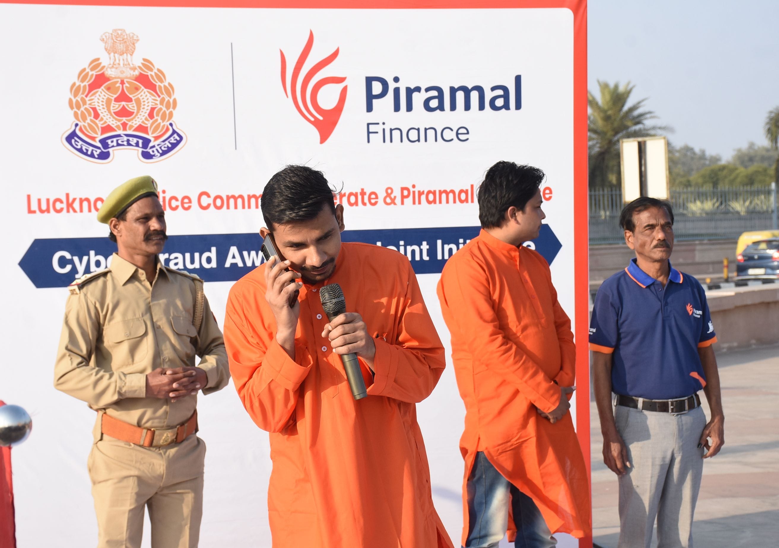 1090 चौराहे पर नुक्कड़ नाटक से साइबर सुरक्षा के प्रति जागरूक किया गया। 1090 चौराहे पर नुक्कड़ नाटक से साइबर सुरक्षा के प्रति जागरूक किया गया।
