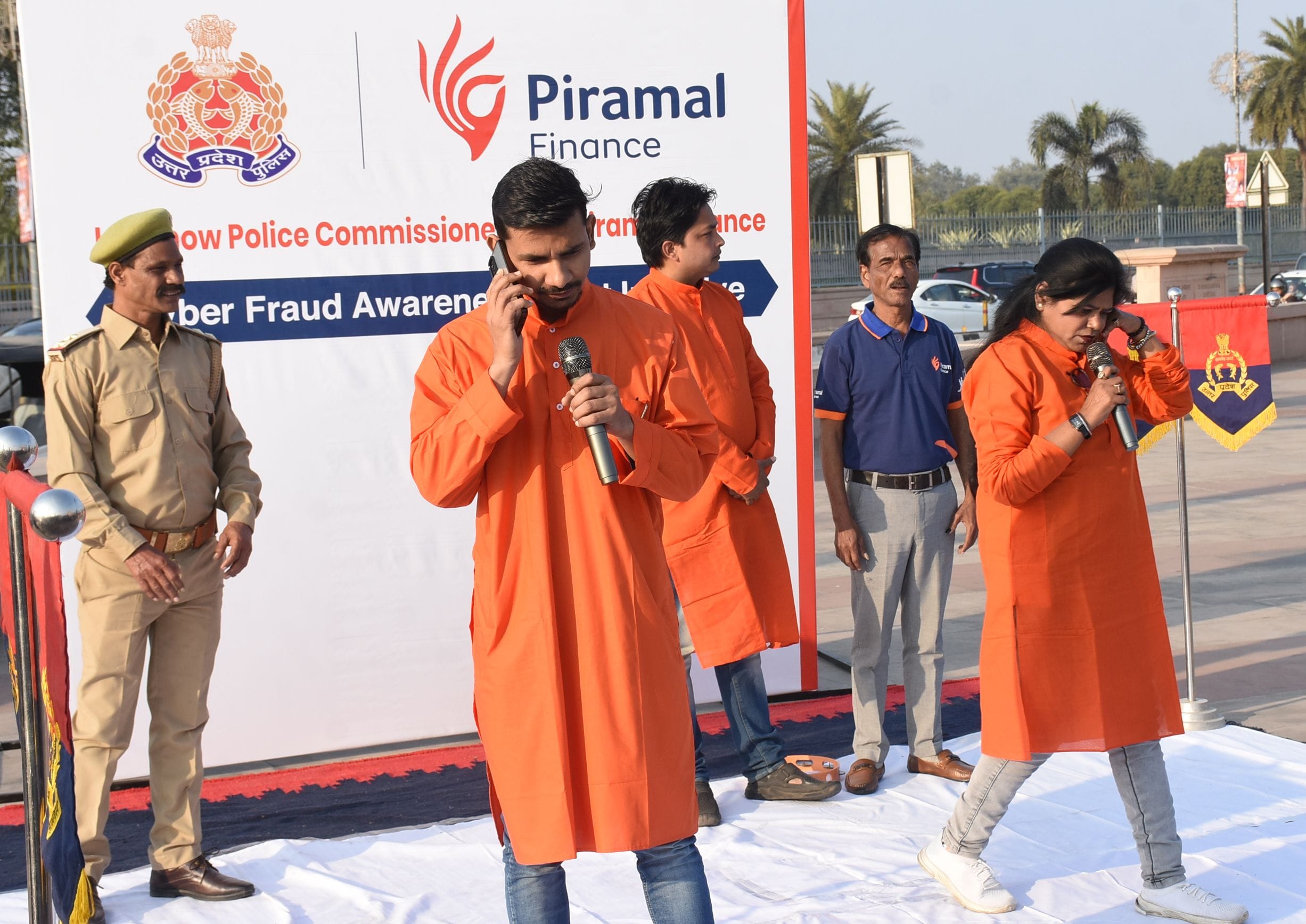 1090 चौराहे पर नुक्कड़ नाटक से साइबर सुरक्षा के प्रति जागरूक किया गया। 1090 चौराहे पर नुक्कड़ नाटक से साइबर सुरक्षा के प्रति जागरूक किया गया।