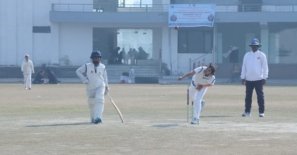10...एमडीयू में चल रही नार्थ जोन इंटर यूनिवर्सिटी महिला क्रिकेट चैंपियनशिप के मैच में बल्लेबाजी
