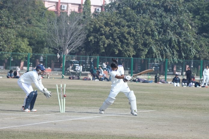 10...एमडीयू में चल रही नार्थ जोन इंटर यूनिवर्सिटी महिला क्रिकेट चैंपियनशिप के मैच में बल्लेबाजी
