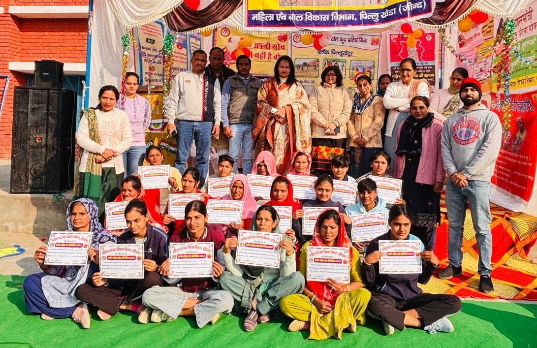 13जेएनडी24-पिल्लूखेड़ा में आयोजित म्यूजिकल चेयर में हिस्सा लेती महिलाएं। स्रोत प्रशासन