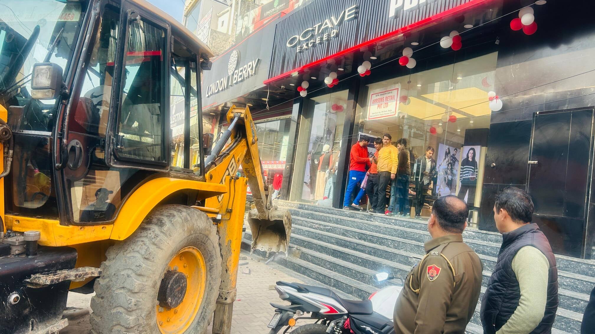 13jjrp02- धौड़ चौक के पास दुकानों के बाहर बने पक्के निर्माण को तोड़ता बुलडोजर। संवाद 13jjrp02- धौड़ चौक के पास दुकानों के बाहर बने पक्के निर्माण को तोड़ता बुलडोजर। संवाद
