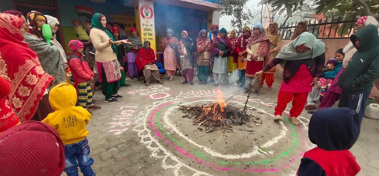 13jjrp16- राजपूत धर्मशाला में लोहड़ी का पर्व मनाते बच्चे व अन्य। स्रोत-संस्था