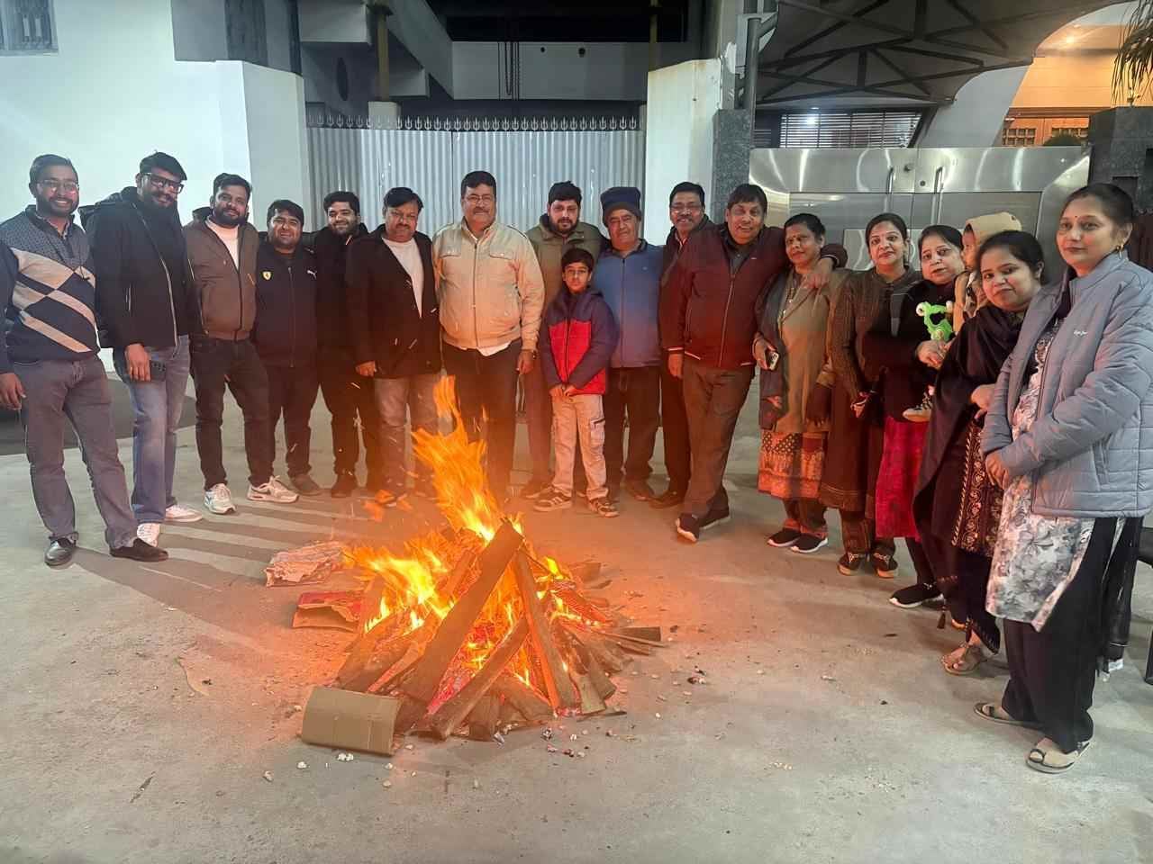 24.. जिला बार परिसर में लोहड़ी का पर्व मनाते बार एसोसिएशन के पदाधिकारी। स्रोत : एसो. 24.. जिला बार परिसर में लोहड़ी का पर्व मनाते बार एसोसिएशन के पदाधिकारी। स्रोत : एसो.