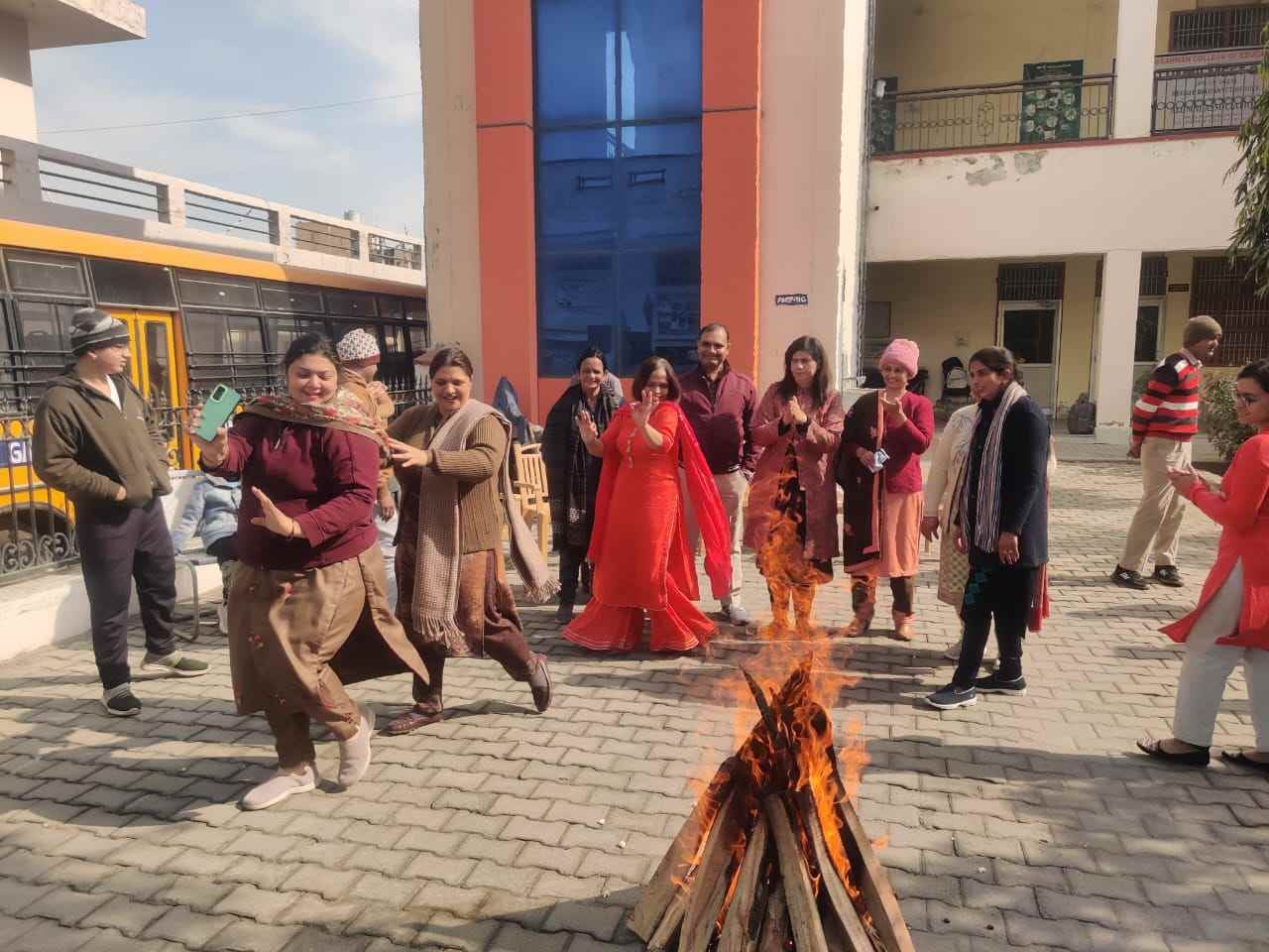 24.. जिला बार परिसर में लोहड़ी का पर्व मनाते बार एसोसिएशन के पदाधिकारी। स्रोत : एसो. 24.. जिला बार परिसर में लोहड़ी का पर्व मनाते बार एसोसिएशन के पदाधिकारी। स्रोत : एसो.