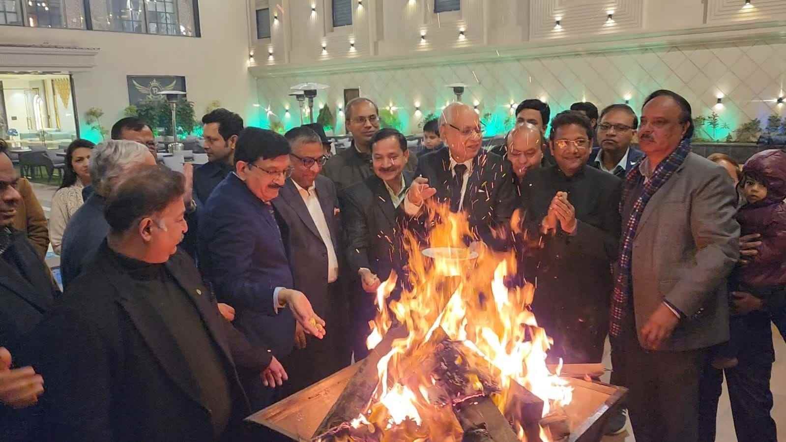 24.. जिला बार परिसर में लोहड़ी का पर्व मनाते बार एसोसिएशन के पदाधिकारी। स्रोत : एसो. 24.. जिला बार परिसर में लोहड़ी का पर्व मनाते बार एसोसिएशन के पदाधिकारी। स्रोत : एसो.