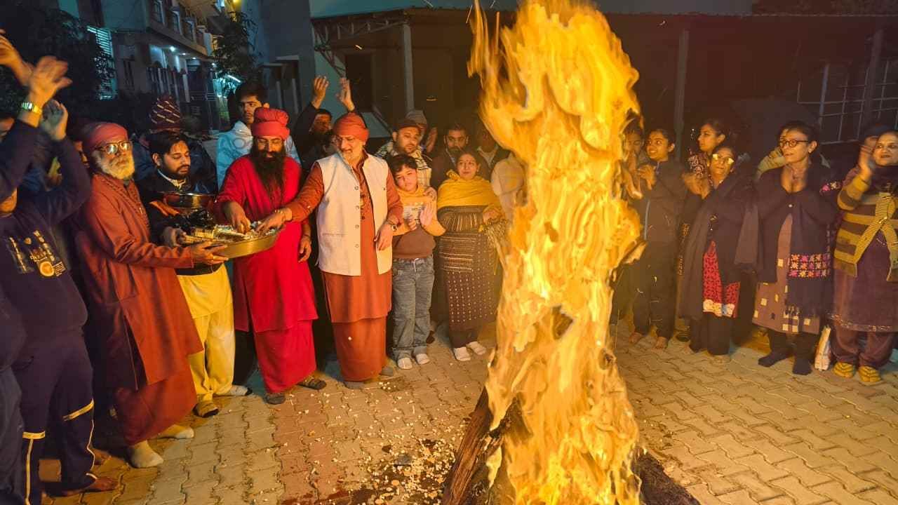 24.. जिला बार परिसर में लोहड़ी का पर्व मनाते बार एसोसिएशन के पदाधिकारी। स्रोत : एसो. 24.. जिला बार परिसर में लोहड़ी का पर्व मनाते बार एसोसिएशन के पदाधिकारी। स्रोत : एसो.