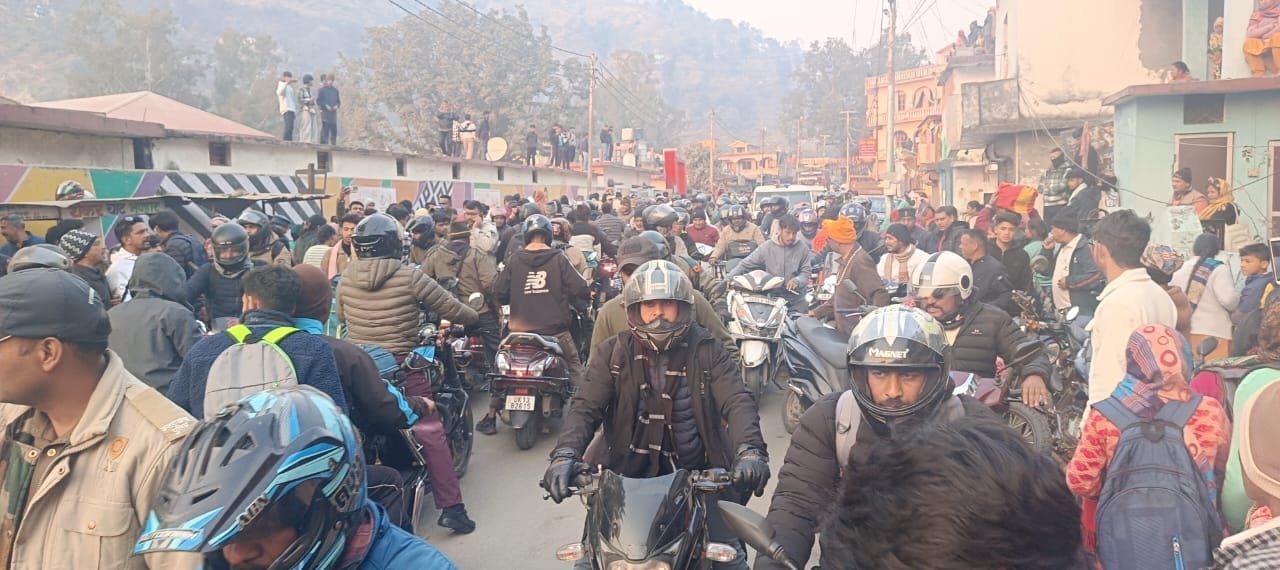 अगस्त्यमुनि में हाइवे पर मुनि महाराज की डोली - संवाद