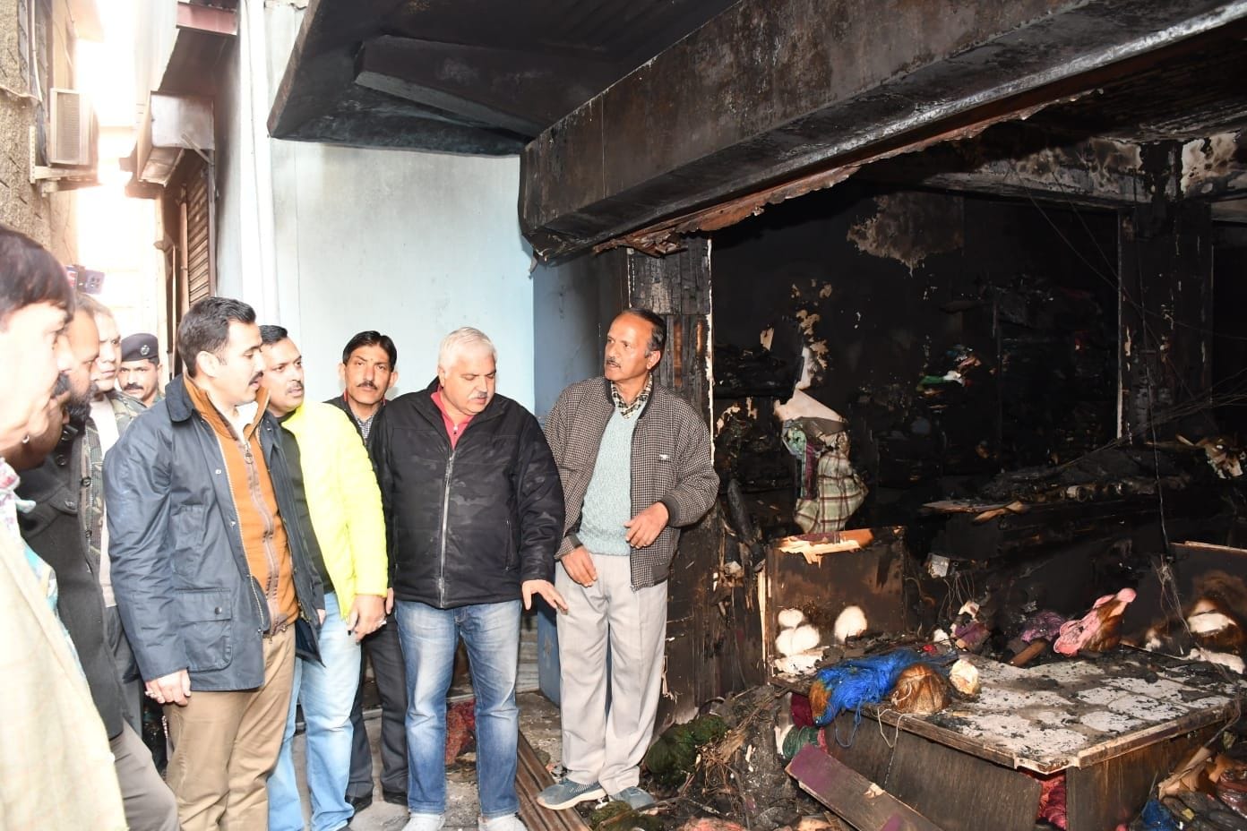 अर्की में अग्निकांड मामले में लोगों से बात करते हुए लोनिवि मंत्री। स्रोत: आईपीआर अर्की में अग्निकांड मामले में लोगों से बात करते हुए लोनिवि मंत्री। स्रोत: आईपीआर