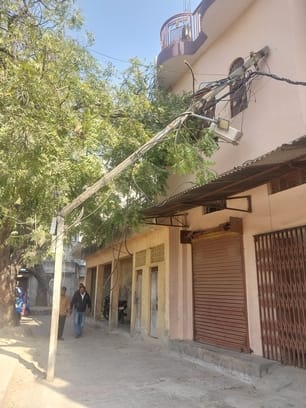 बिजली के टूटे खंभे।