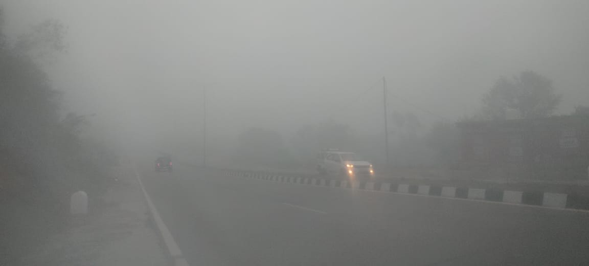 बिलासपुर में फोरलेन पर छाई धुंध। संवाद बिलासपुर में फोरलेन पर छाई धुंध। संवाद
