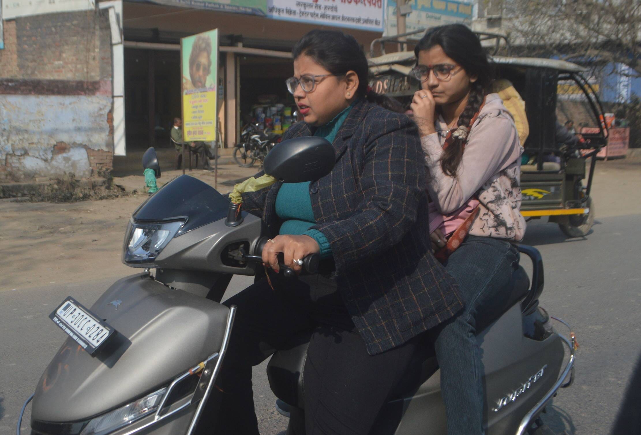 फोटो-01- लखनऊ रोड पर सुबह छाऐ कोहरे में जाते वाहन। संवाद