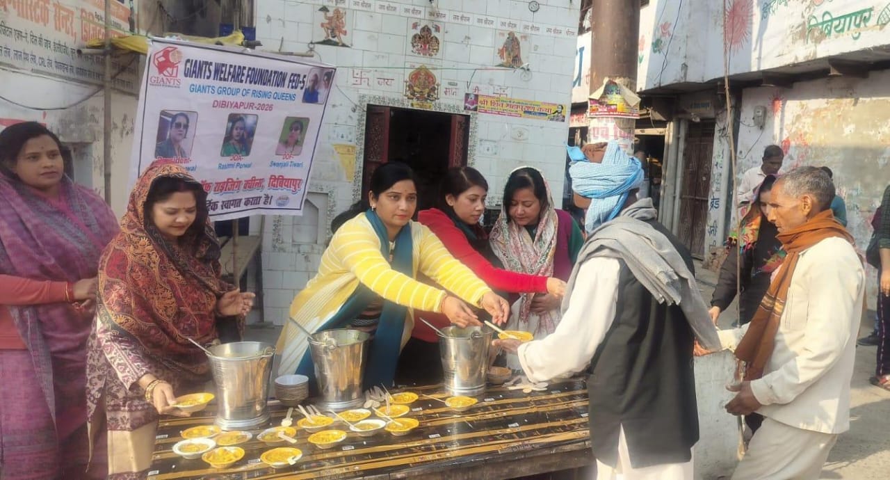 फोटो-28- अछल्दा में खिचड़ी वितरण करते लोग। स्रोत: अयोजक फोटो-28- अछल्दा में खिचड़ी वितरण करते लोग। स्रोत: अयोजक