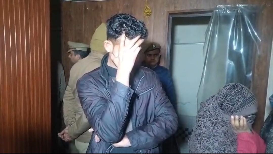 गढ़ रोड स्थित नंदनी प्लाजा के पास मेरठ स्कीन स्पा सेंटर में जहां पुलिस ने छापा मारा। स्त्रोत व गढ़ रोड स्थित नंदनी प्लाजा के पास मेरठ स्कीन स्पा सेंटर में जहां पुलिस ने छापा मारा। स्त्रोत व