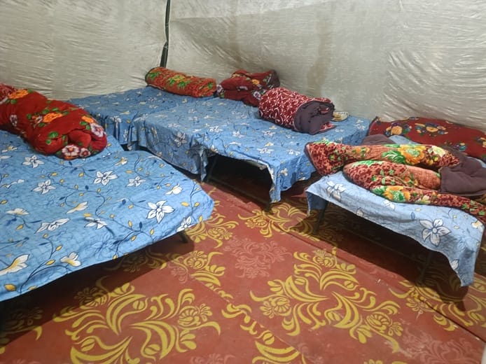 घोसी नगर पंचायत में बना रैन बसेरा बंद, बाहर अलाव तापते लोग