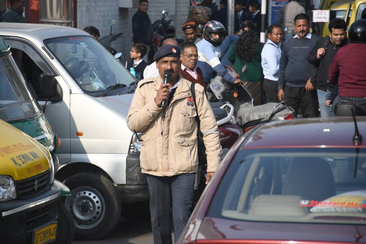 हजरतगंज स्थित कैथेड्रल स्कूल के बाहर छुट्टी के समय लगा जाम। हजरतगंज स्थित कैथेड्रल स्कूल के बाहर छुट्टी के समय लगा जाम।