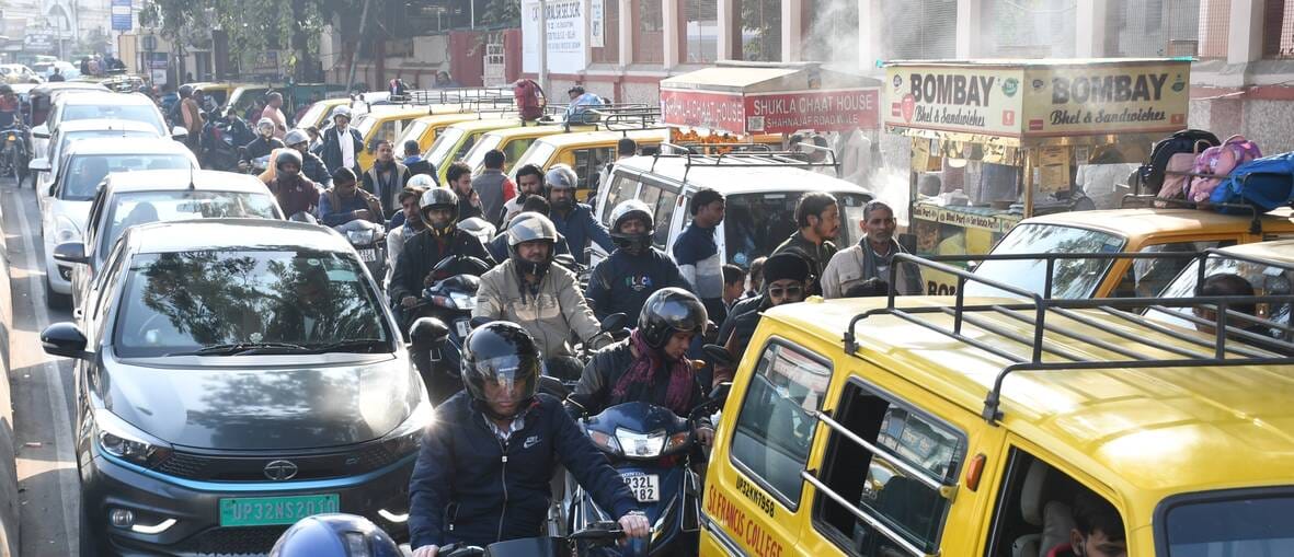 हजरतगंज स्थित कैथेड्रल स्कूल के बाहर छुट्टी के समय लगा जाम। हजरतगंज स्थित कैथेड्रल स्कूल के बाहर छुट्टी के समय लगा जाम।