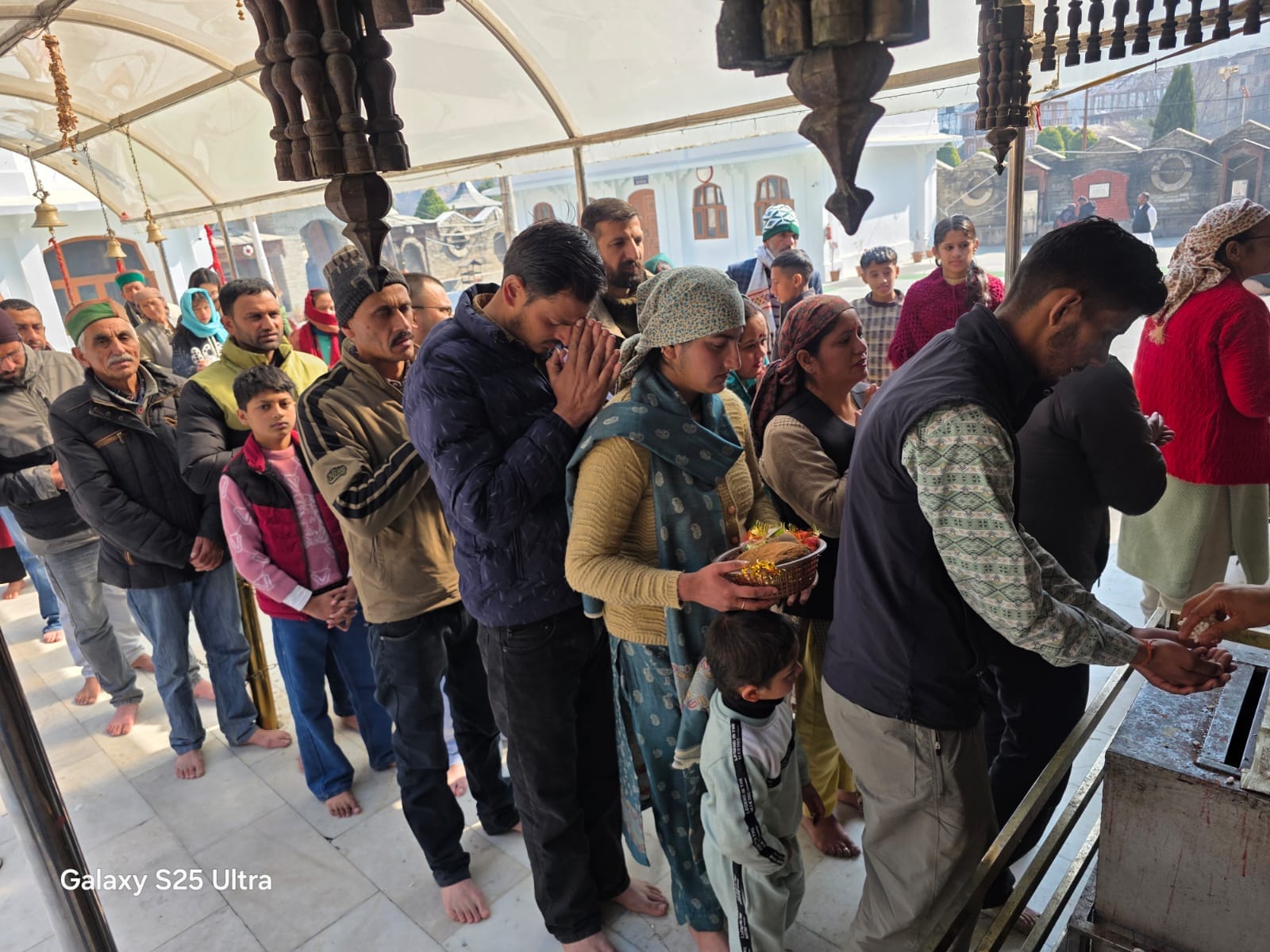 होटकोटी दुर्गा माता मंदिर परिसर में शिवालय के बाद दर्शन को खड़े लोग