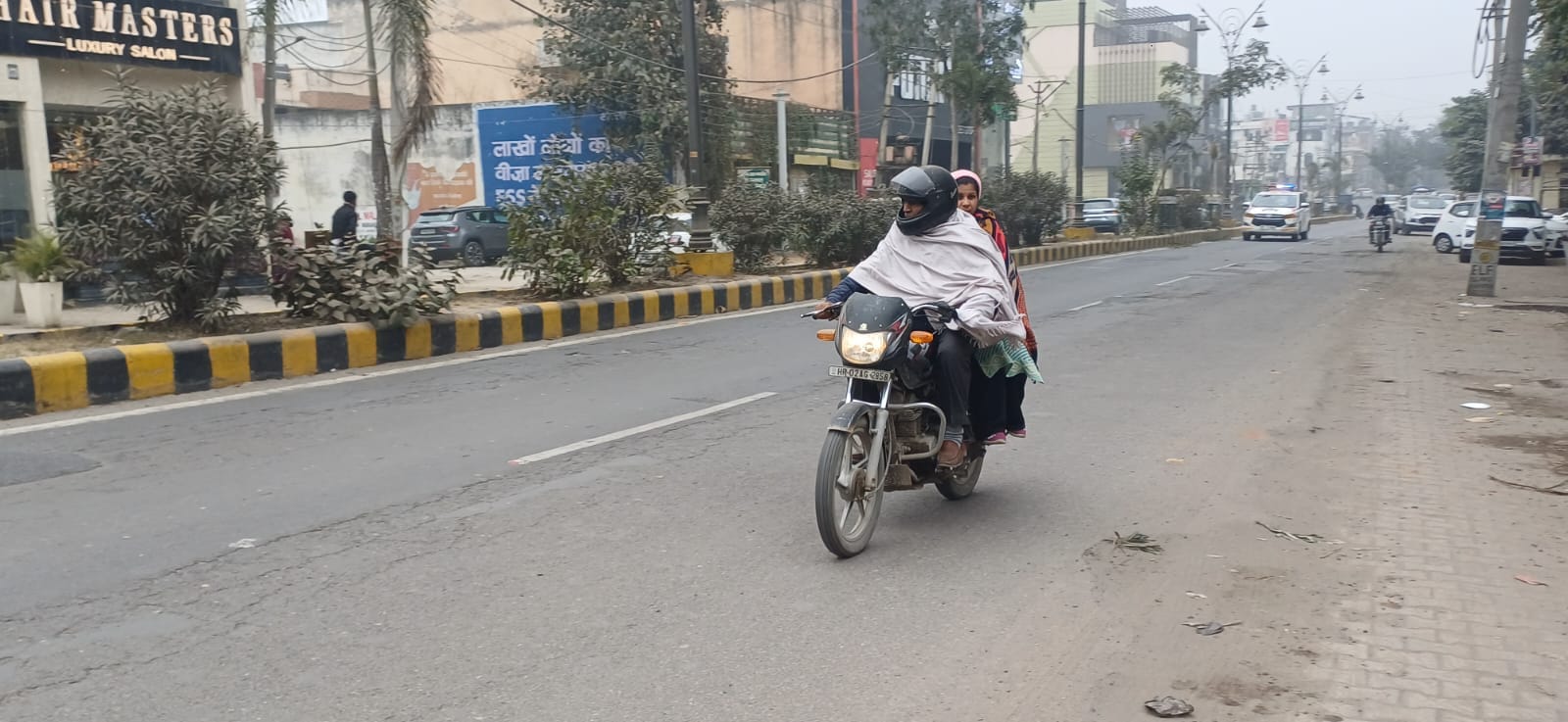 जगाधरी रोड पर कोहरे के बीच हेडलाइट जलाकर गुजरते वाहन चालक। संवाद जगाधरी रोड पर कोहरे के बीच हेडलाइट जलाकर गुजरते वाहन चालक। संवाद
