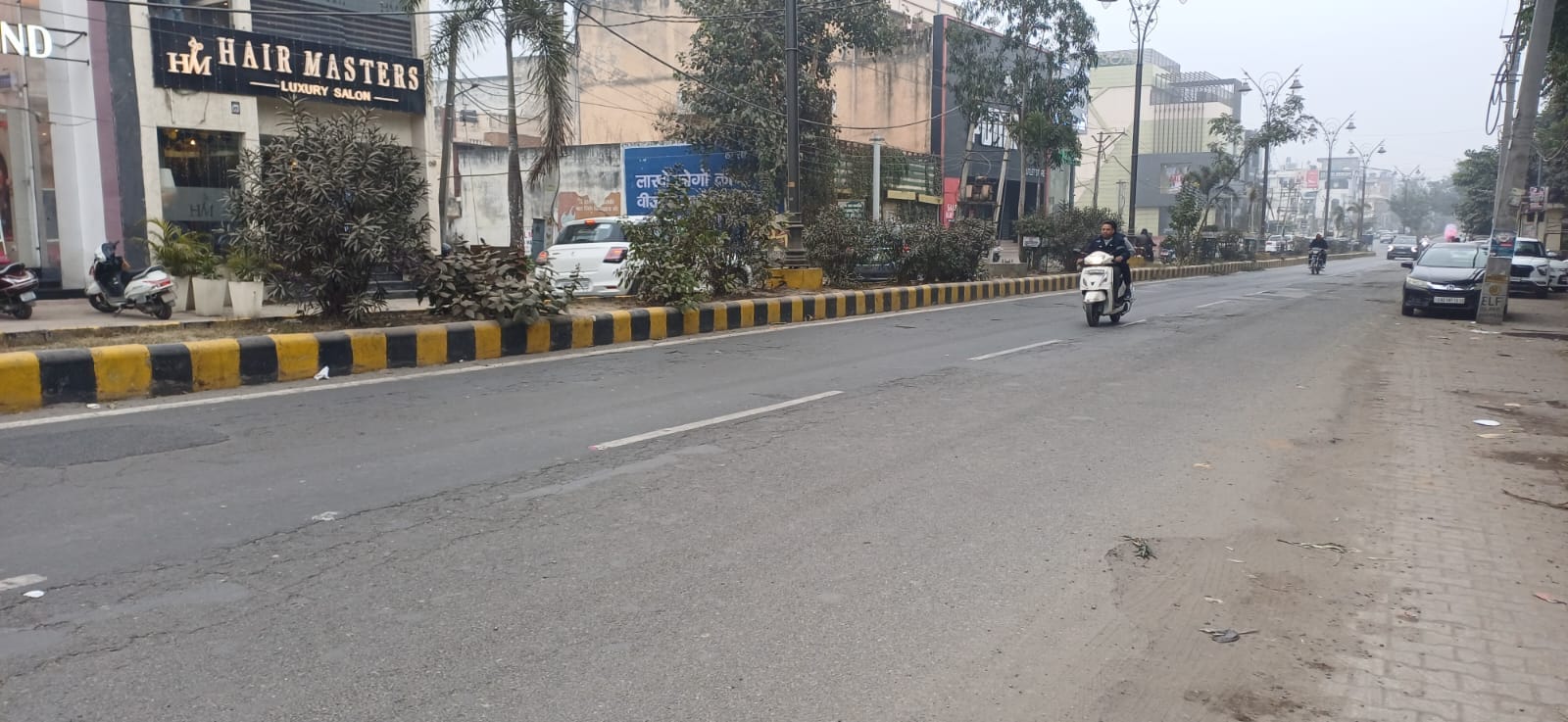 जगाधरी रोड पर कोहरे के बीच हेडलाइट जलाकर गुजरते वाहन चालक। संवाद जगाधरी रोड पर कोहरे के बीच हेडलाइट जलाकर गुजरते वाहन चालक। संवाद