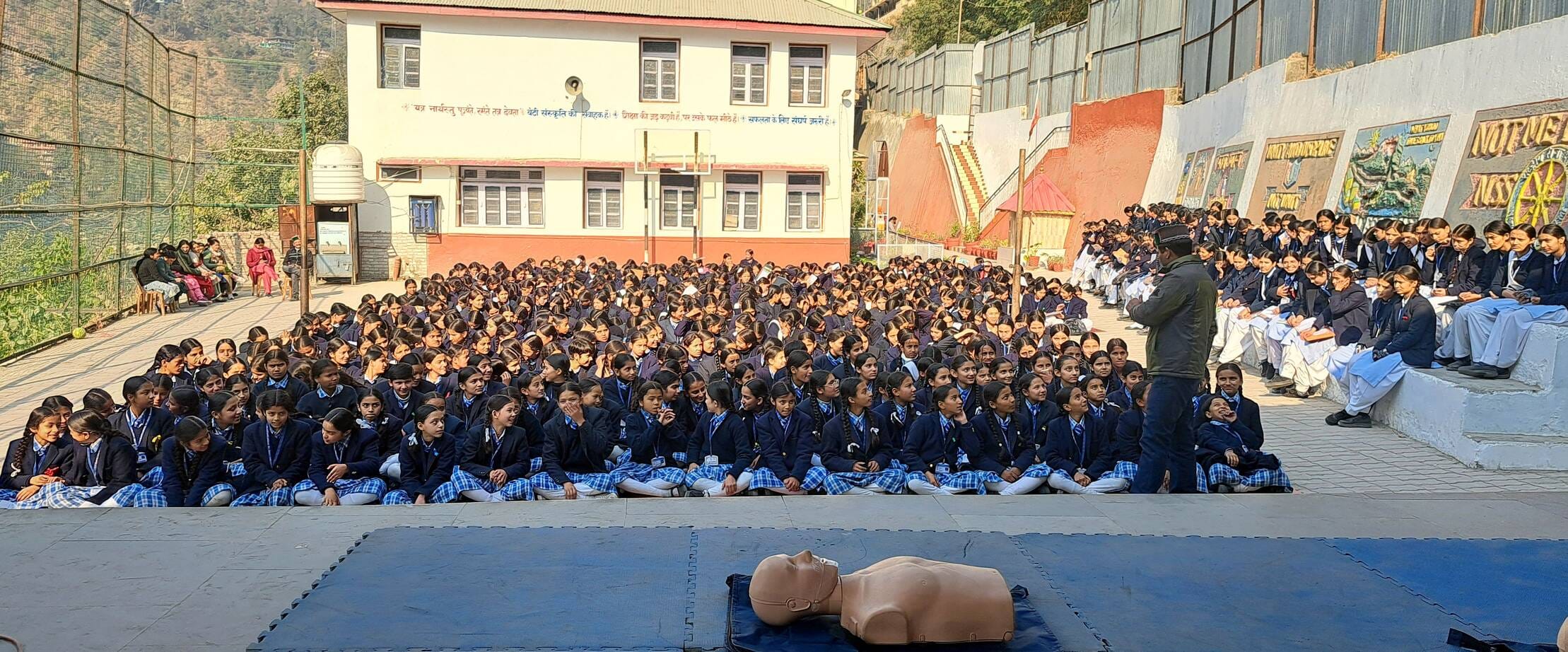 कन्या स्कूल रामपुर में आपदा के वक्त सीपीआर देने का प्रशिक्षण प्राप्त करती छात्राएं। संवाद कन्या स्कूल रामपुर में आपदा के वक्त सीपीआर देने का प्रशिक्षण प्राप्त करती छात्राएं। संवाद