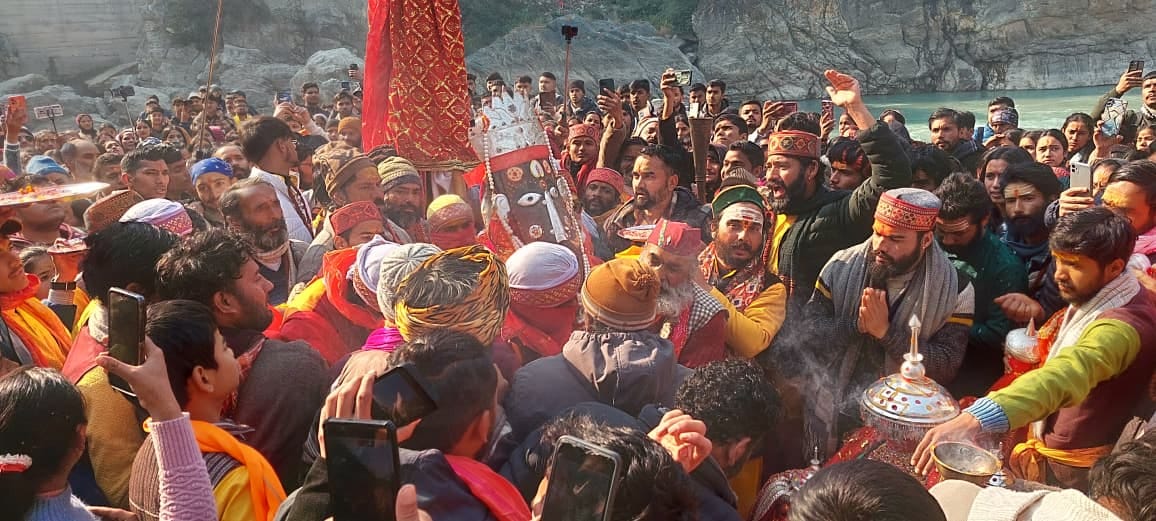 कर्णप्रयाग संगम तट पर मां अनुसूया देवी से मिलती मां चंडिका देवी। संवाद कर्णप्रयाग संगम तट पर मां अनुसूया देवी से मिलती मां चंडिका देवी। संवाद