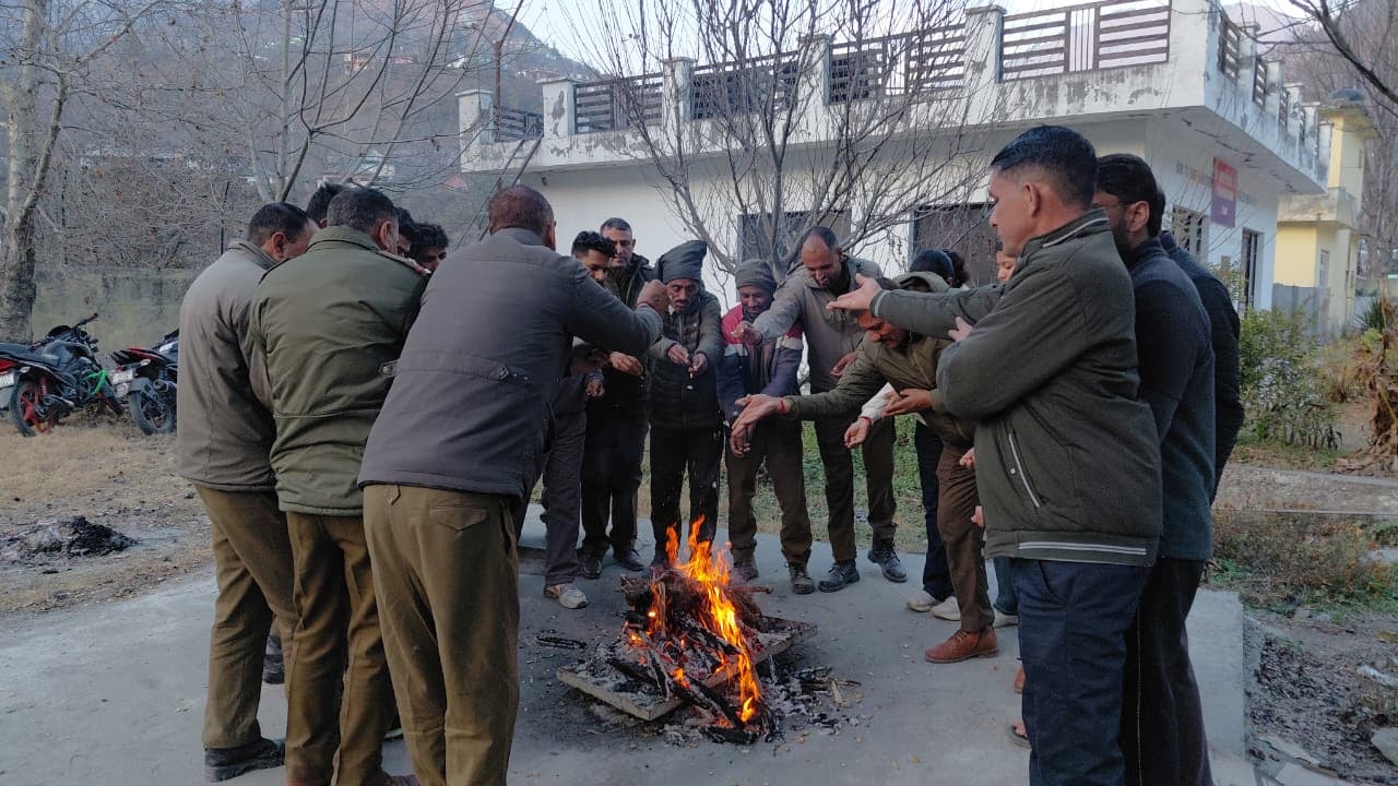 कठुआ में लोहड़ी जलाते लोग। संवाद ं
