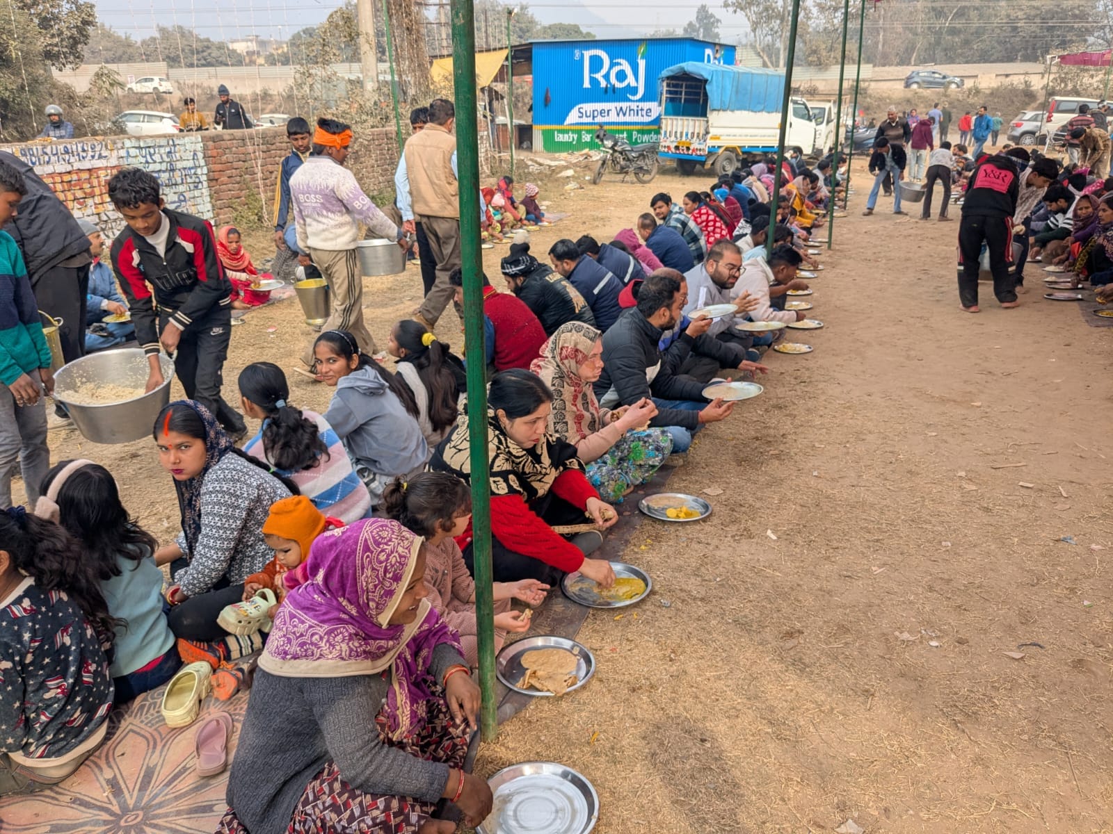खेड़ा पंचायत में लंगर के लिए मक्की की रोटी तैयार करते हुए गांव की महिलाएं - संवाद खेड़ा पंचायत में लंगर के लिए मक्की की रोटी तैयार करते हुए गांव की महिलाएं - संवाद