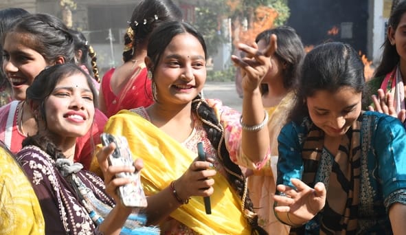 लोहड़ी का उल्लास छाया रहा। कलोजों के अलावा कॉलोनियों में भगड़ा हुआ। गुरुद्वारों में दीवान सजे। लोहड़ी का उल्लास छाया रहा। कलोजों के अलावा कॉलोनियों में भगड़ा हुआ। गुरुद्वारों में दीवान सजे।