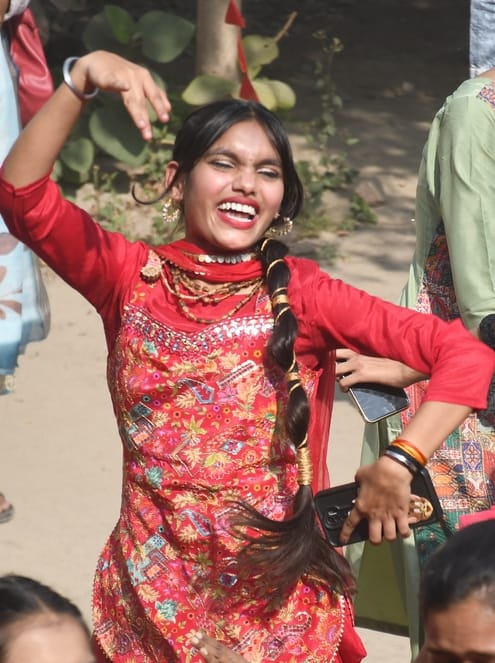 लोहड़ी का उल्लास छाया रहा। कलोजों के अलावा कॉलोनियों में भगड़ा हुआ। गुरुद्वारों में दीवान सजे। लोहड़ी का उल्लास छाया रहा। कलोजों के अलावा कॉलोनियों में भगड़ा हुआ। गुरुद्वारों में दीवान सजे।