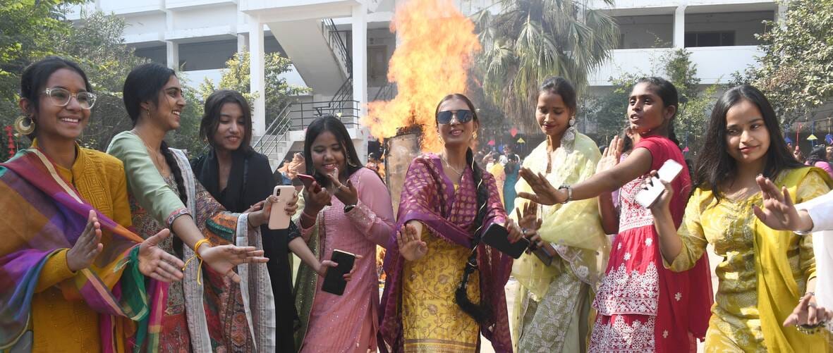 लोहड़ी का उल्लास छाया रहा। कलोजों के अलावा कॉलोनियों में भगड़ा हुआ। गुरुद्वारों में दीवान सजे। लोहड़ी का उल्लास छाया रहा। कलोजों के अलावा कॉलोनियों में भगड़ा हुआ। गुरुद्वारों में दीवान सजे।