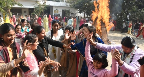 लोहड़ी का उल्लास छाया रहा। कलोजों के अलावा कॉलोनियों में भगड़ा हुआ। गुरुद्वारों में दीवान सजे। लोहड़ी का उल्लास छाया रहा। कलोजों के अलावा कॉलोनियों में भगड़ा हुआ। गुरुद्वारों में दीवान सजे।