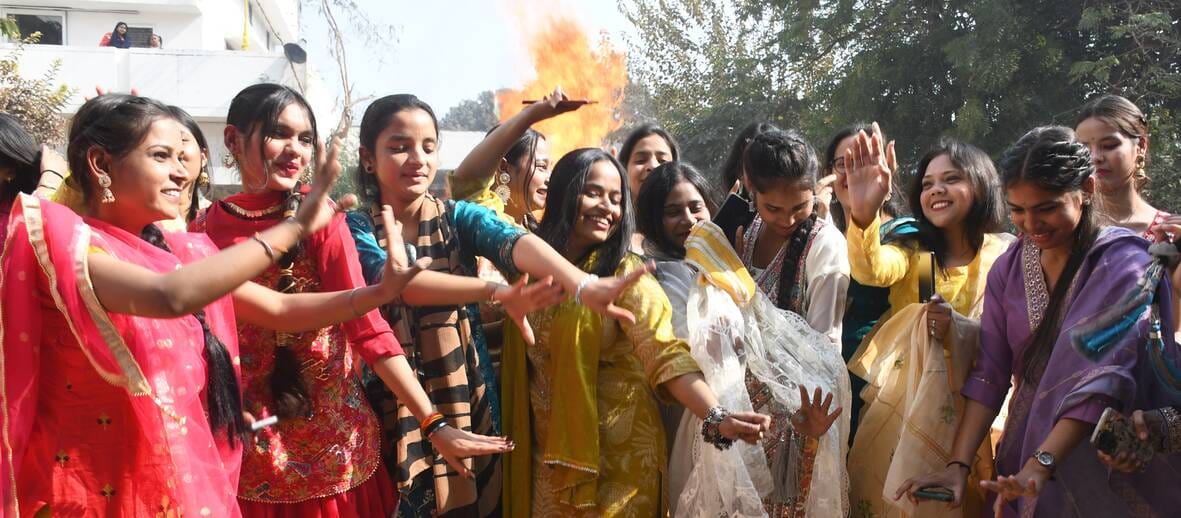 लोहड़ी का उल्लास छाया रहा। कलोजों के अलावा कॉलोनियों में भगड़ा हुआ। गुरुद्वारों में दीवान सजे। लोहड़ी का उल्लास छाया रहा। कलोजों के अलावा कॉलोनियों में भगड़ा हुआ। गुरुद्वारों में दीवान सजे।