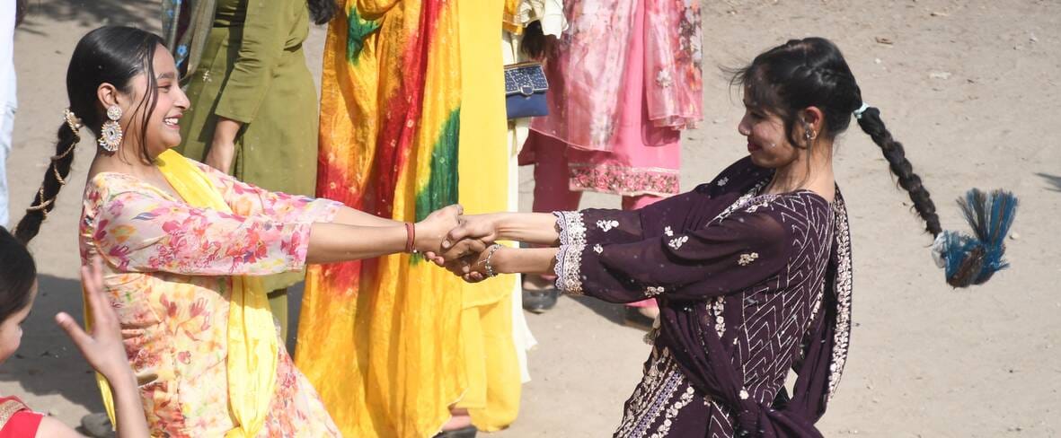 लोहड़ी का उल्लास छाया रहा। कलोजों के अलावा कॉलोनियों में भगड़ा हुआ। गुरुद्वारों में दीवान सजे। लोहड़ी का उल्लास छाया रहा। कलोजों के अलावा कॉलोनियों में भगड़ा हुआ। गुरुद्वारों में दीवान सजे।