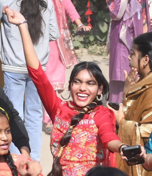 लोहड़ी का उल्लास छाया रहा। कलोजों के अलावा कॉलोनियों में भगड़ा हुआ। गुरुद्वारों में दीवान सजे। लोहड़ी का उल्लास छाया रहा। कलोजों के अलावा कॉलोनियों में भगड़ा हुआ। गुरुद्वारों में दीवान सजे।