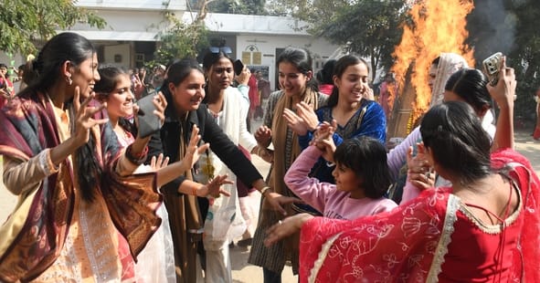 लोहड़ी का उल्लास छाया रहा। कलोजों के अलावा कॉलोनियों में भगड़ा हुआ। गुरुद्वारों में दीवान सजे। लोहड़ी का उल्लास छाया रहा। कलोजों के अलावा कॉलोनियों में भगड़ा हुआ। गुरुद्वारों में दीवान सजे।