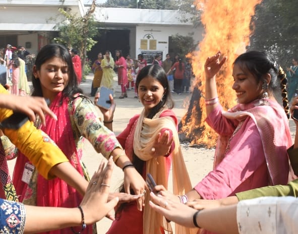 लोहड़ी का उल्लास छाया रहा। कलोजों के अलावा कॉलोनियों में भगड़ा हुआ। गुरुद्वारों में दीवान सजे। लोहड़ी का उल्लास छाया रहा। कलोजों के अलावा कॉलोनियों में भगड़ा हुआ। गुरुद्वारों में दीवान सजे।