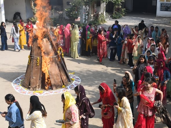 लोहड़ी का उल्लास छाया रहा। कलोजों के अलावा कॉलोनियों में भगड़ा हुआ। गुरुद्वारों में दीवान सजे। लोहड़ी का उल्लास छाया रहा। कलोजों के अलावा कॉलोनियों में भगड़ा हुआ। गुरुद्वारों में दीवान सजे।
