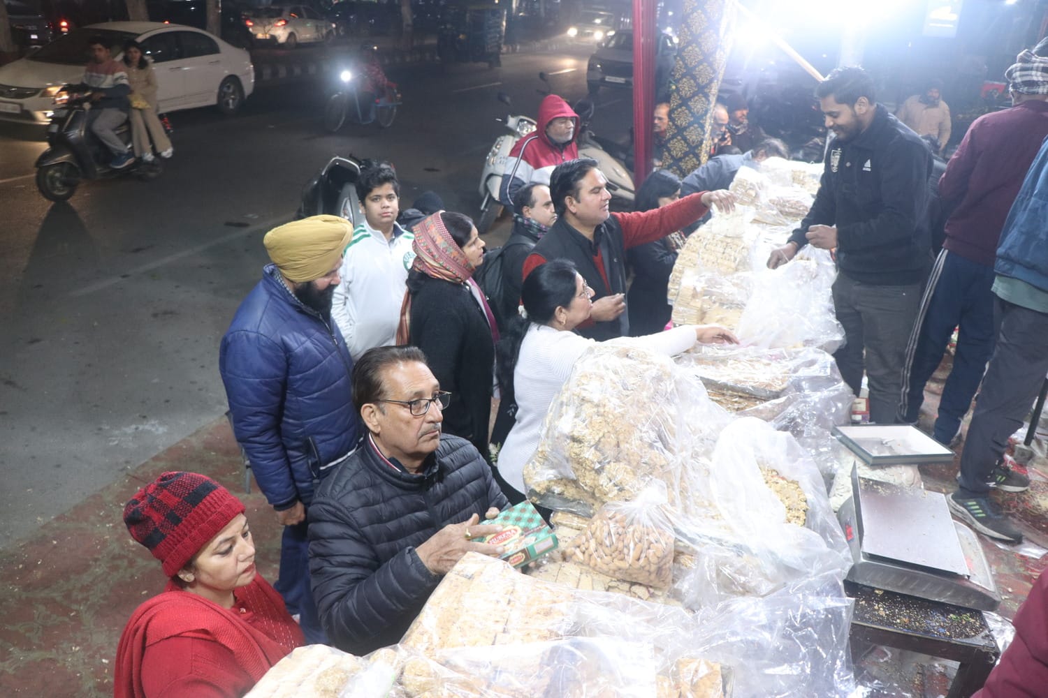 मॉडल टाउन में लोहड़ी के लिए सामान की खरीदारी करते लोग। संवाद मॉडल टाउन में लोहड़ी के लिए सामान की खरीदारी करते लोग। संवाद