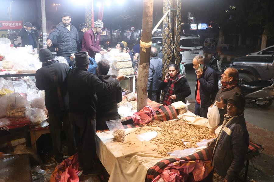 मॉडल टाउन में लोहड़ी के लिए सामान की खरीदारी करते लोग। संवाद मॉडल टाउन में लोहड़ी के लिए सामान की खरीदारी करते लोग। संवाद