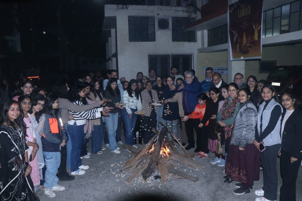 मॉडल टाउन में लोहड़ी के लिए सामान की खरीदारी करते लोग। संवाद मॉडल टाउन में लोहड़ी के लिए सामान की खरीदारी करते लोग। संवाद