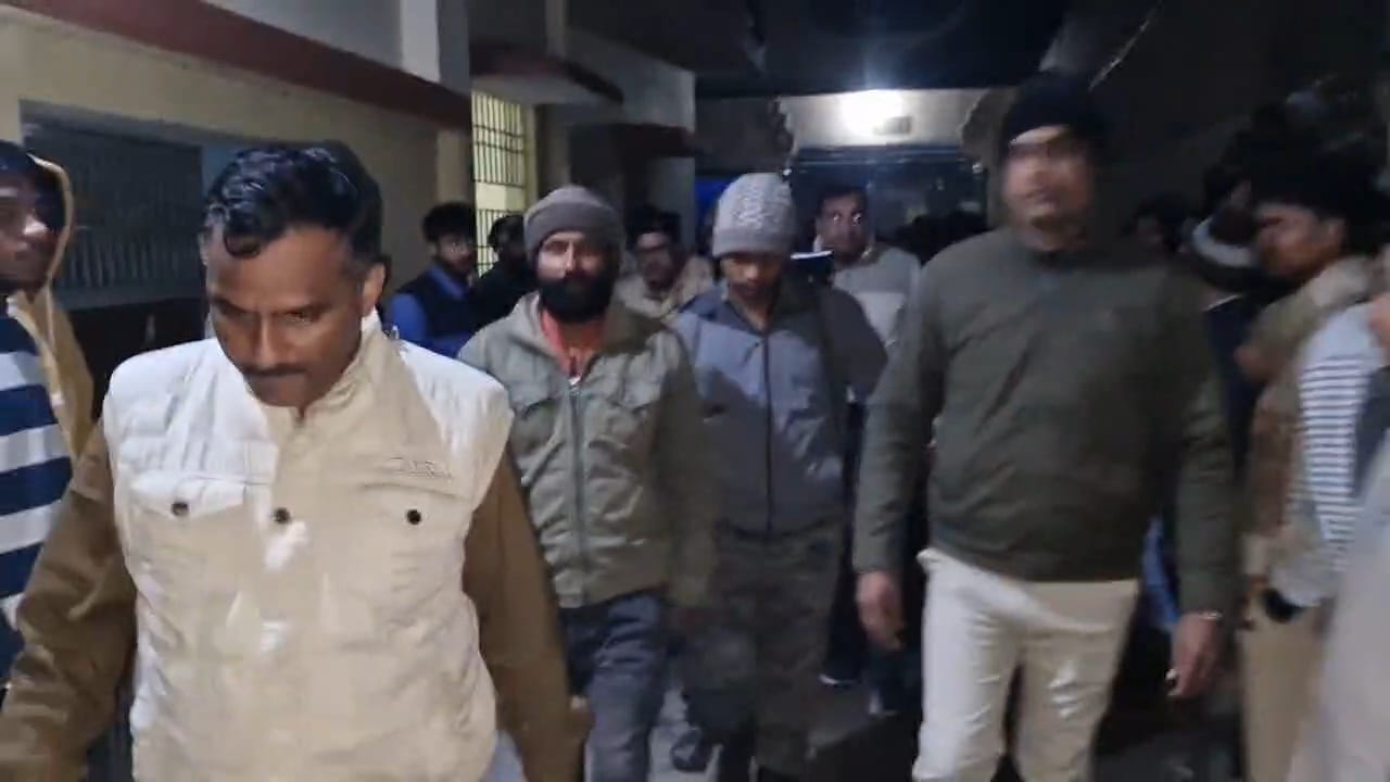 मौके पर पुलिस जांच पड़ताल करती हुई