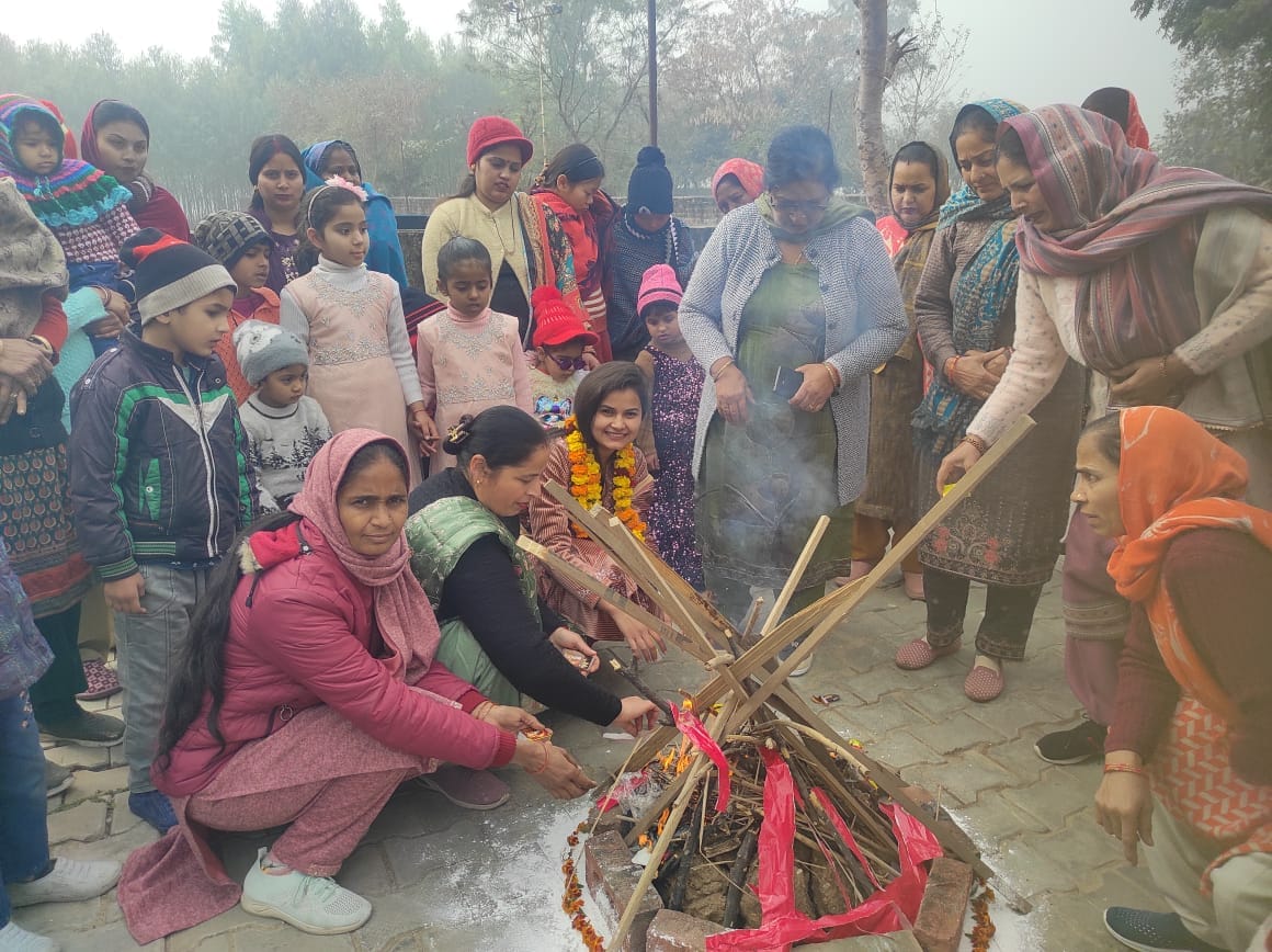 नडियाली गांव में 35वां लोहड़ी पर्व कन्याओं के नाम महोत्सव एवं महिला सम्मान समारोह का आयोजन किया नडियाली गांव में 35वां लोहड़ी पर्व कन्याओं के नाम महोत्सव एवं महिला सम्मान समारोह का आयोजन किया