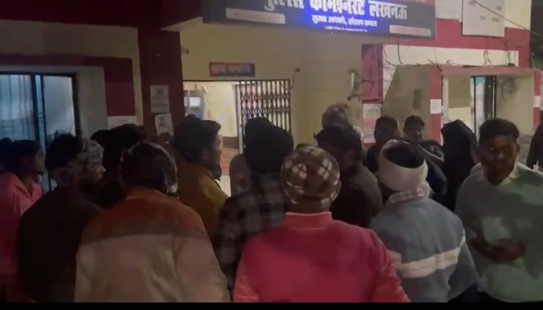 पारा थाने के बाहर प्रदर्शन के दाैरान माैजूद ग्राहक। 