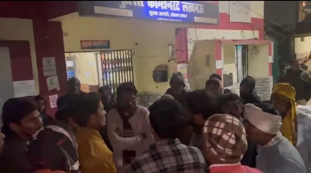 पारा थाने के बाहर प्रदर्शन के दाैरान माैजूद ग्राहक। 