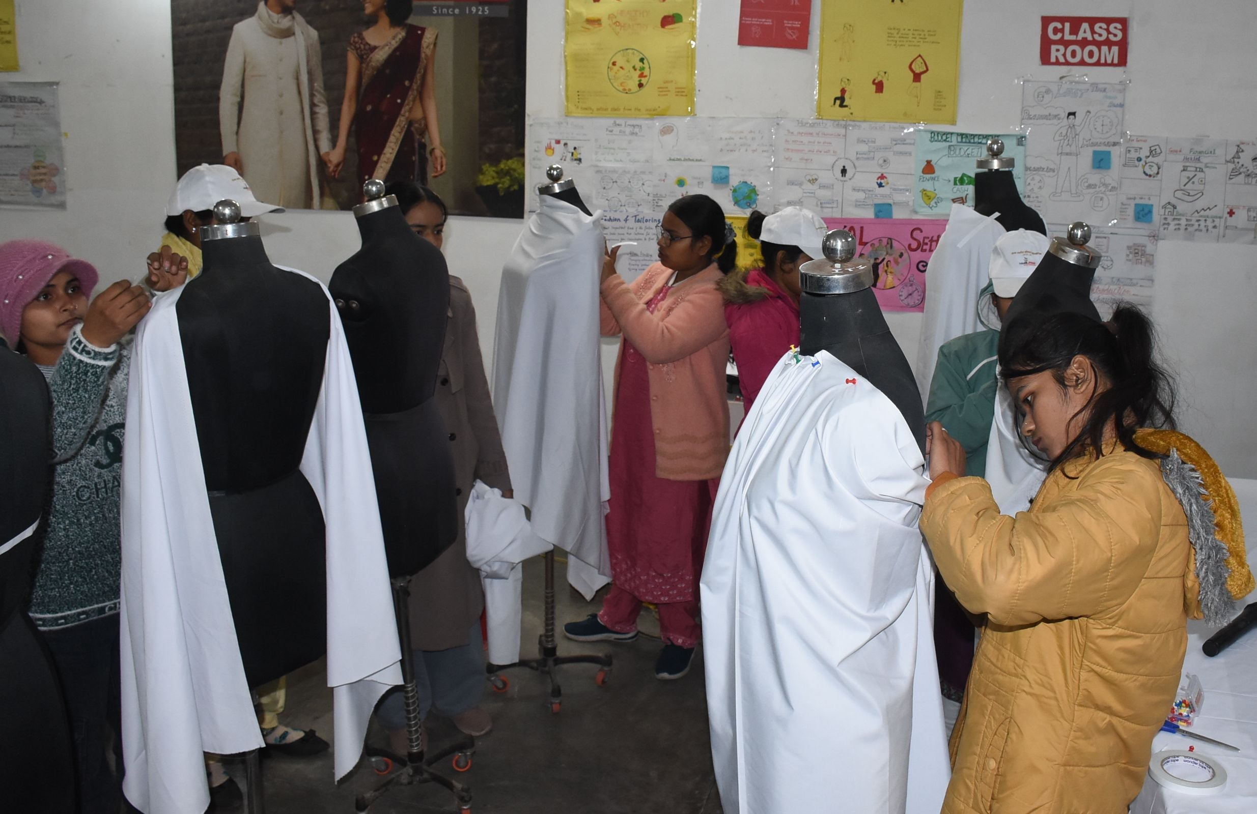 राज्य स्तरीय कौशल प्रतियोगिता में हिस्सा लेते अभ्यर्थी। राज्य स्तरीय कौशल प्रतियोगिता में हिस्सा लेते अभ्यर्थी।