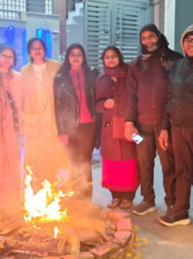 सुभाषनगर में पंजाबी समाज सम्मान परिवार के सदस्य लोहड़ी पर्व मनाते हुए स्रोत आयोजक