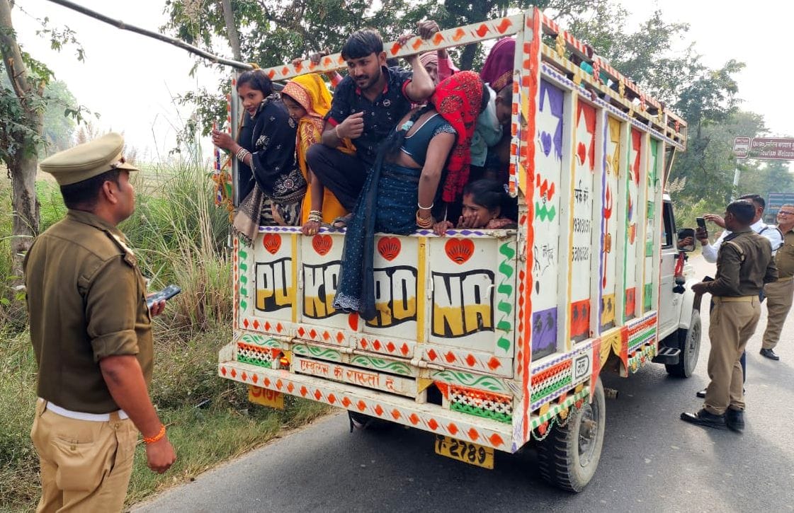 सैनी चौराहे पर डि्रंकिंग ड्राइव करने वालों की जांच करते टीएसआई। स्रोत : विभाग सैनी चौराहे पर डि्रंकिंग ड्राइव करने वालों की जांच करते टीएसआई। स्रोत : विभाग
