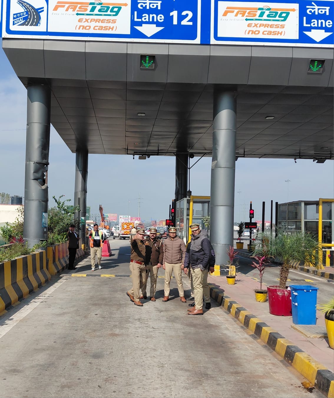 संदीप,,, चंद्रशेखर रावण के मेरठ आने की सूचना पर काशी टोल प्लाजा पर तैनात पुलिसकर्मी संदीप,,, चंद्रशेखर रावण के मेरठ आने की सूचना पर काशी टोल प्लाजा पर तैनात पुलिसकर्मी